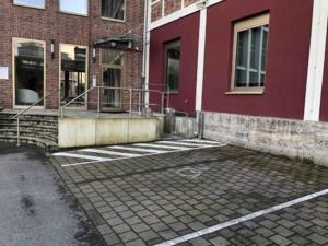 Innenhof - Ansicht des Behindertenparkplatz mit Lift